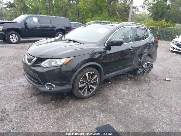 JN1BJ1CR5HW140854 2017 NISSAN ROGUE - Image 2