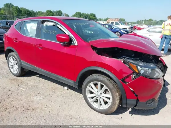 JN1BJ1CR5JW252186 2018 NISSAN ROGUE - Image 1