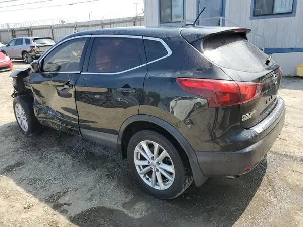 JN1BJ1CR5JW601136 2018 NISSAN ROGUE - Image 2