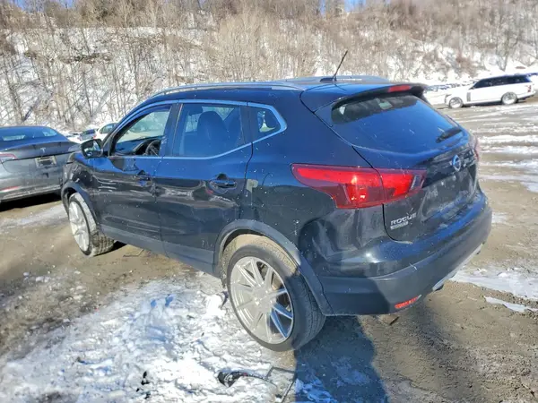 JN1BJ1CR7HW105507 2017 NISSAN ROGUE - Image 2