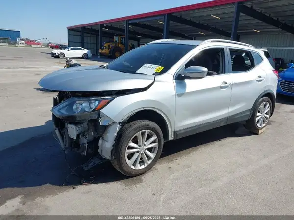 JN1BJ1CR7HW122002 2017 NISSAN ROGUE - Image 2