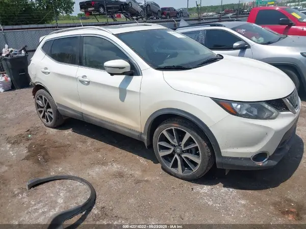 JN1BJ1CR7HW133565 2017 NISSAN ROGUE - Image 1