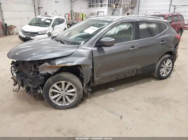 JN1BJ1CR7JW260077 2018 NISSAN ROGUE - Image 2