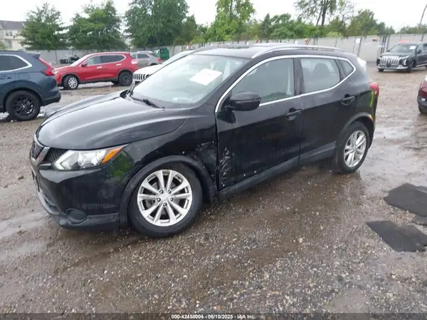 JN1BJ1CR7JW268034 2018 NISSAN ROGUE - Image 2