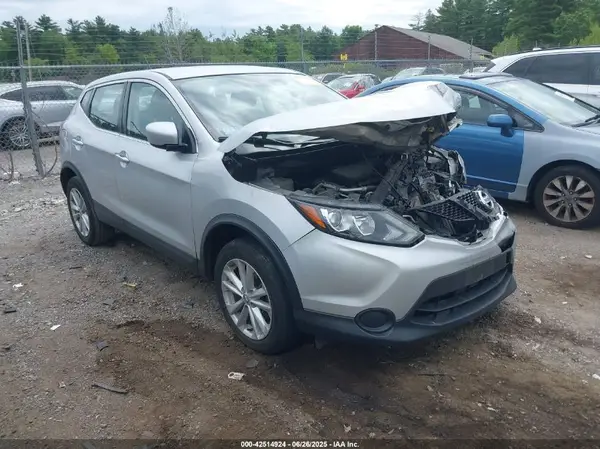 JN1BJ1CR8HW123028 2017 NISSAN ROGUE - Image 1