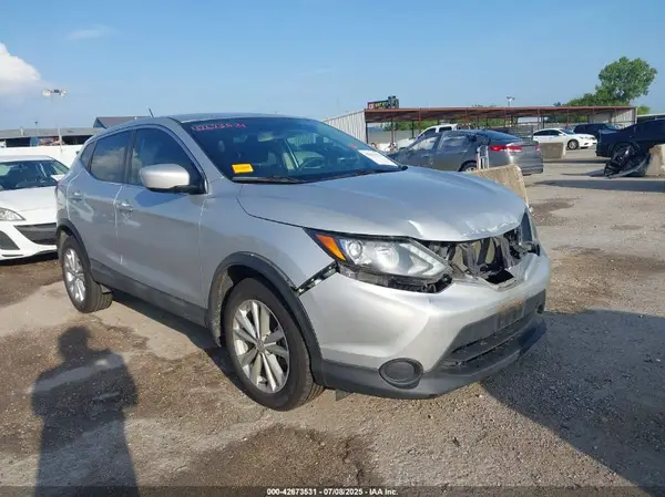 JN1BJ1CR8HW133820 2017 NISSAN ROGUE - Image 1