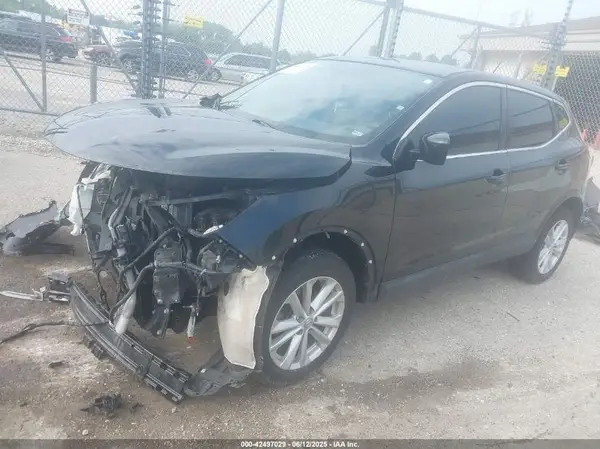 JN1BJ1CR8JW208246 2018 NISSAN ROGUE - Image 2