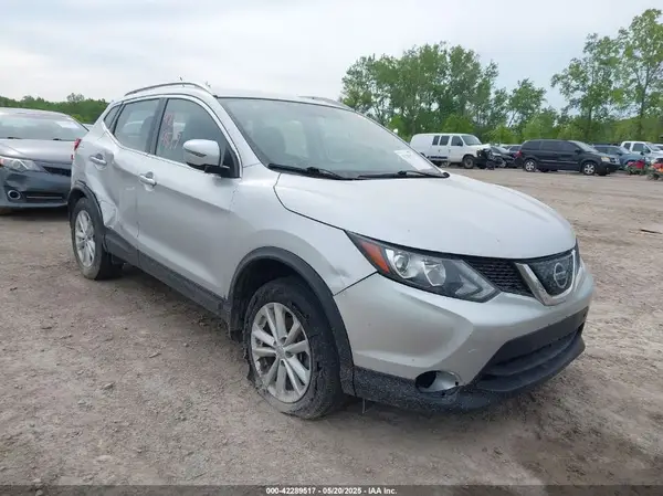 JN1BJ1CR8JW269015 2018 NISSAN ROGUE - Image 1