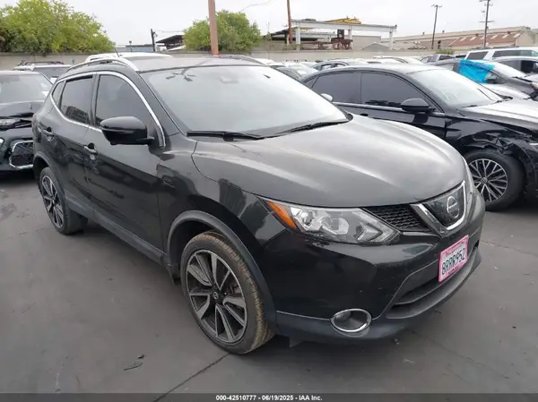 JN1BJ1CR9JW600460 2018 NISSAN ROGUE - Image 1