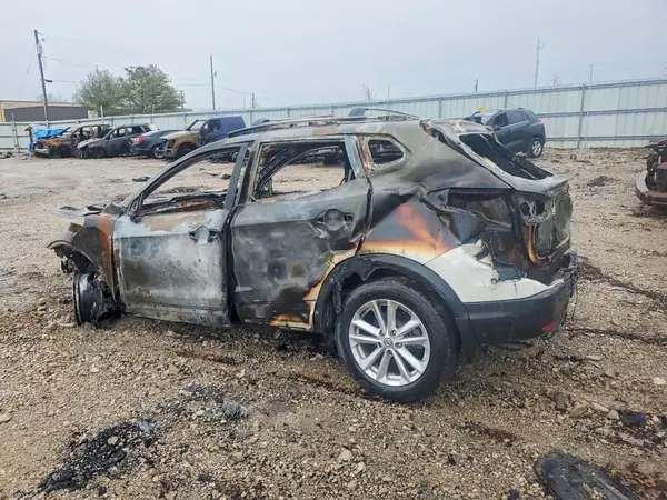 JN1BJ1CRXHW143233 2017 NISSAN ROGUE - Image 2