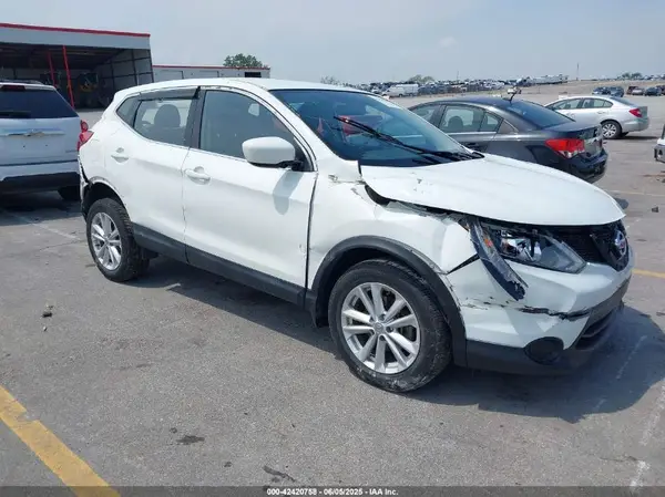 JN1BJ1CRXJW207972 2018 NISSAN ROGUE - Image 1
