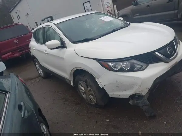 JN1BJ1CRXJW266777 2018 NISSAN ROGUE - Image 1