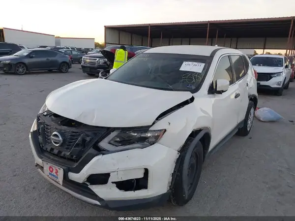 JN8AT2MT0HW136749 2017 NISSAN ROGUE - Image 2