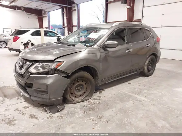 JN8AT2MT0HW136802 2017 NISSAN ROGUE - Image 2