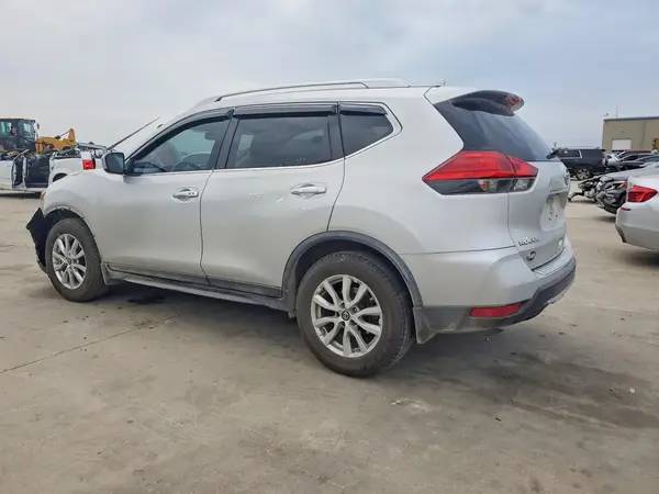 JN8AT2MT0HW143779 2017 NISSAN ROGUE - Image 2