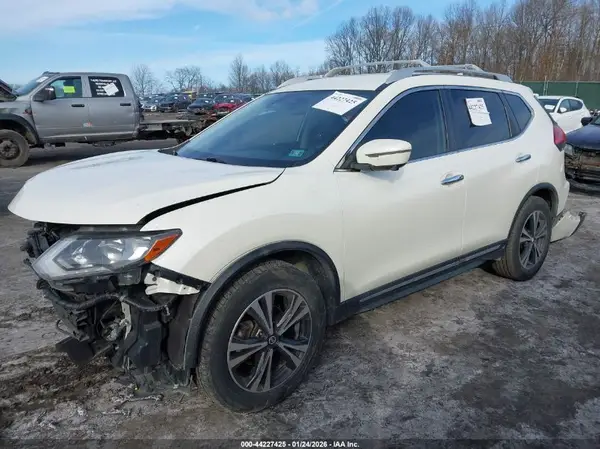 JN8AT2MT0HW147010 2017 NISSAN ROGUE - Image 2