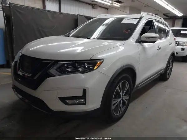 JN8AT2MT0HW386900 2017 NISSAN ROGUE - Image 2