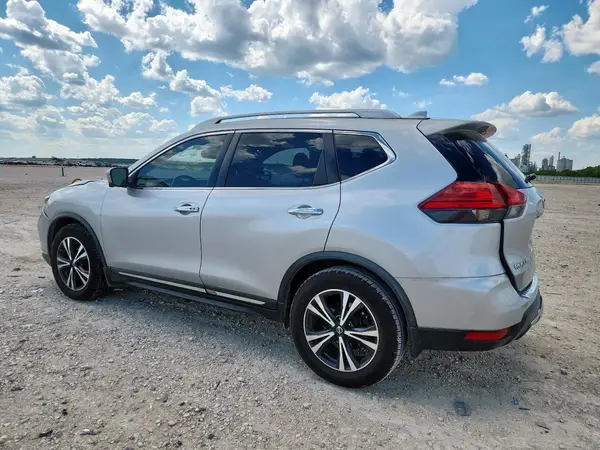 JN8AT2MT0HW407650 2017 NISSAN ROGUE - Image 2