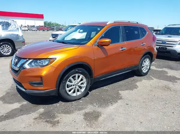 JN8AT2MT1HW138574 2017 NISSAN ROGUE - Image 2