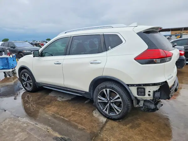 JN8AT2MT1HW146626 2017 NISSAN ROGUE - Image 2