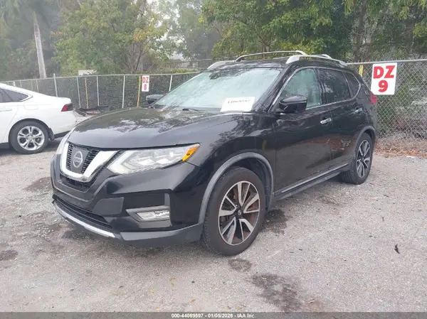 JN8AT2MT1HW149560 2017 NISSAN ROGUE - Image 2