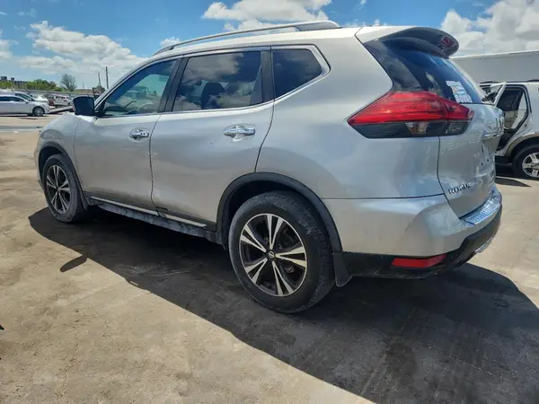 JN8AT2MT1HW153978 2017 NISSAN ROGUE - Image 2