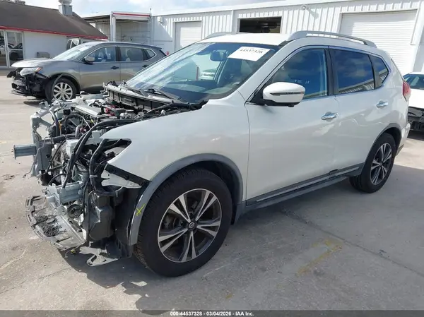 JN8AT2MT1JW461271 2018 NISSAN ROGUE - Image 2