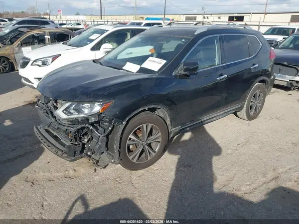 JN8AT2MT2HW149566 2017 NISSAN ROGUE - Image 2