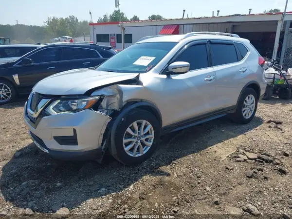 JN8AT2MT2HW151821 2017 NISSAN ROGUE - Image 2
