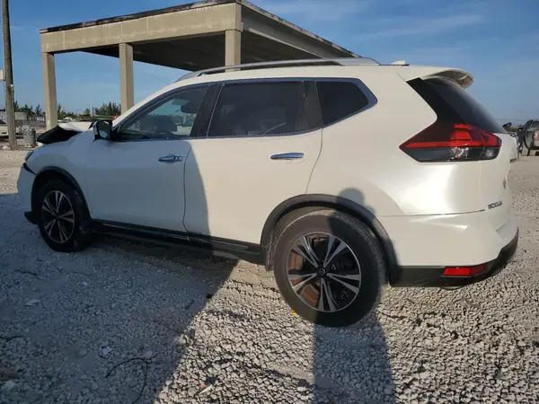 JN8AT2MT2JW465555 2018 NISSAN ROGUE - Image 2