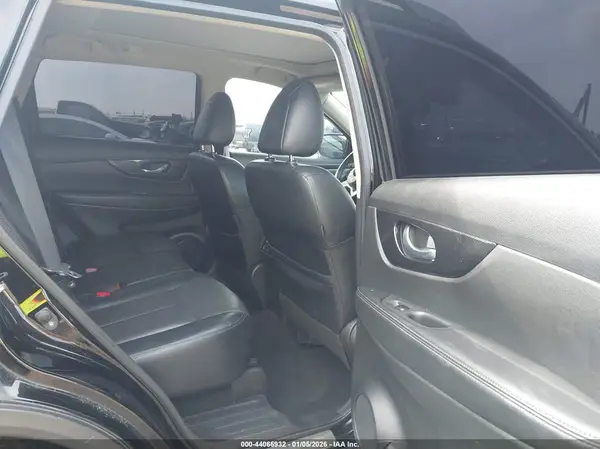 JN8AT2MT2JW469475 2018 NISSAN ROGUE - Image 8