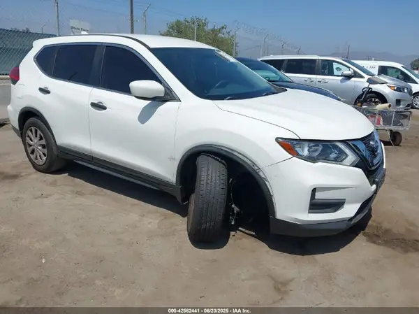 JN8AT2MT4HW136284 2017 NISSAN ROGUE - Image 1