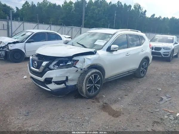 JN8AT2MT4HW137564 2017 NISSAN ROGUE - Image 2