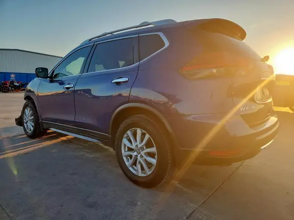 JN8AT2MT4HW143381 2017 NISSAN ROGUE - Image 2
