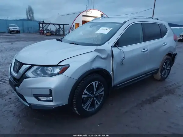 JN8AT2MT4HW153828 2017 NISSAN ROGUE - Image 2