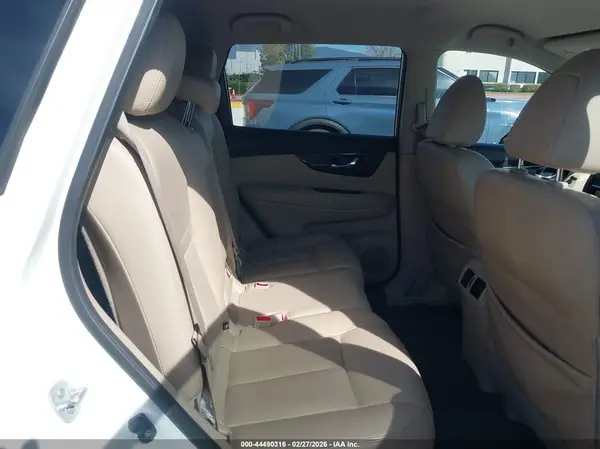 JN8AT2MT4HW380761 2017 NISSAN ROGUE - Image 8
