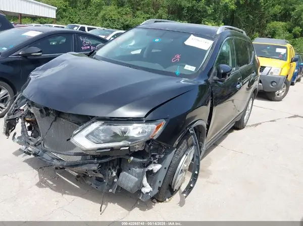 JN8AT2MT4HW403469 2017 NISSAN ROGUE - Image 2