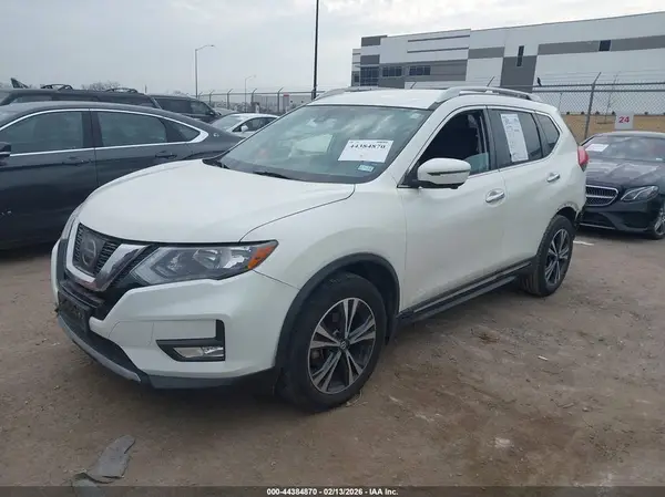 JN8AT2MT4HW405755 2017 NISSAN ROGUE - Image 2