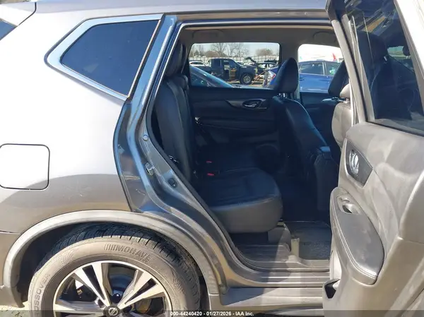 JN8AT2MT4JW463984 2018 NISSAN ROGUE - Image 8