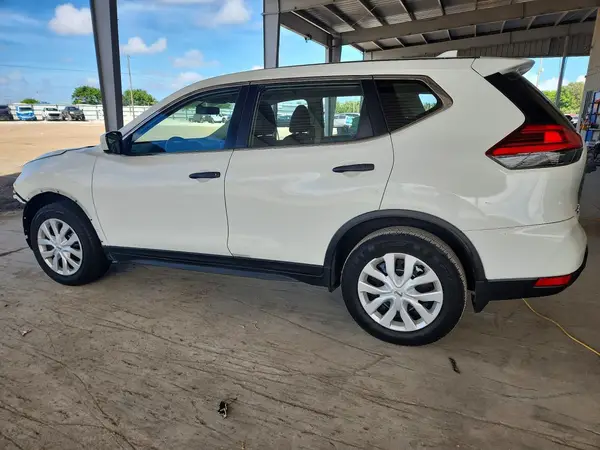 JN8AT2MT5HW138559 2017 NISSAN ROGUE - Image 2