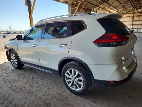 JN8AT2MT5HW152199 2017 NISSAN ROGUE - Image 2