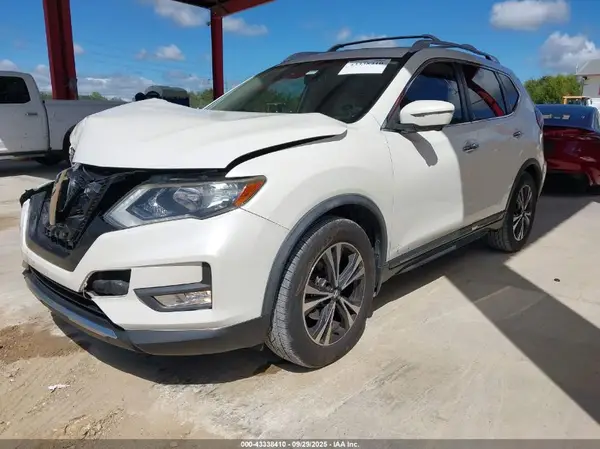 JN8AT2MT5JW451746 2018 NISSAN ROGUE - Image 2