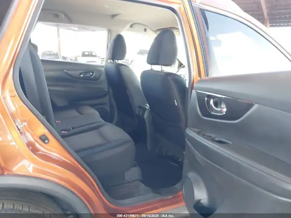 JN8AT2MT6HW137646 2017 NISSAN ROGUE - Image 8