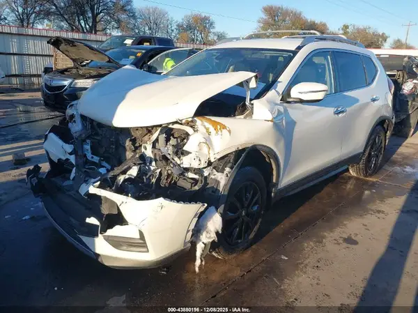 JN8AT2MT6KW252609 2019 NISSAN ROGUE - Image 2