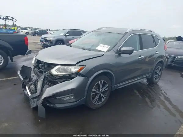 JN8AT2MT7JW453627 2018 NISSAN ROGUE - Image 2