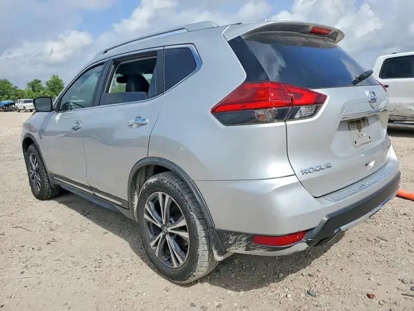 JN8AT2MT8HW141438 2017 NISSAN ROGUE - Image 2
