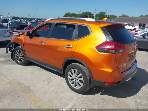 JN8AT2MT8HW146705 2017 NISSAN ROGUE - Image 2