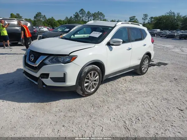 JN8AT2MT9HW140136 2017 NISSAN ROGUE - Image 2