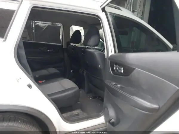 JN8AT2MTXJW459924 2018 NISSAN ROGUE - Image 8