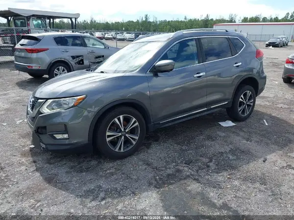 JN8AT2MV0HW008528 2017 NISSAN ROGUE - Image 2